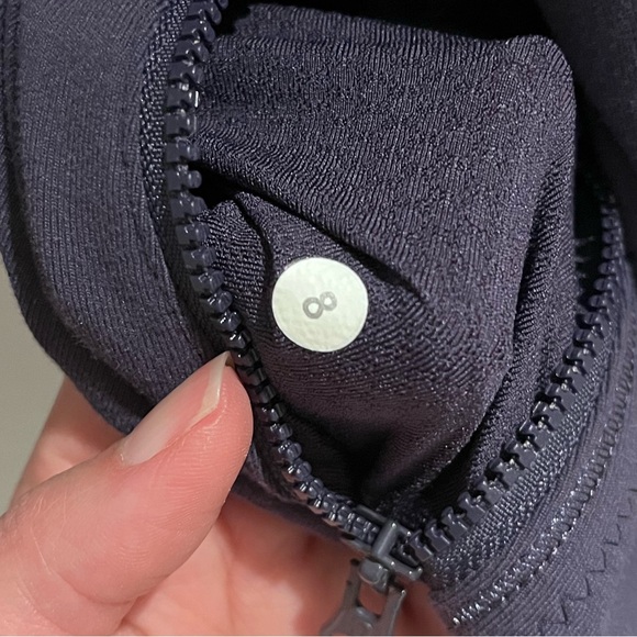 Lululemon cadet blue forme jacket size 8 - Picture 4 of 4